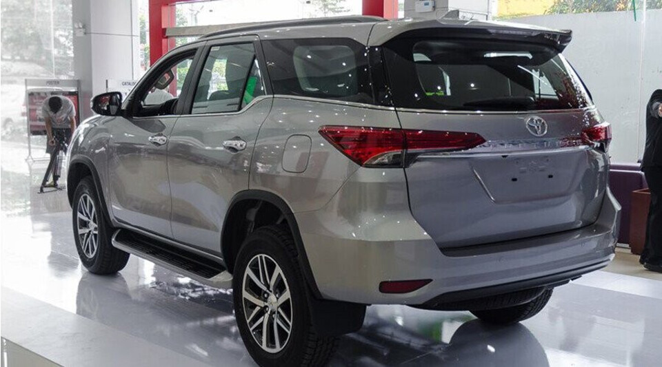 Đuôi xe Fortuner thiết kế vô cùng góc cạnh
