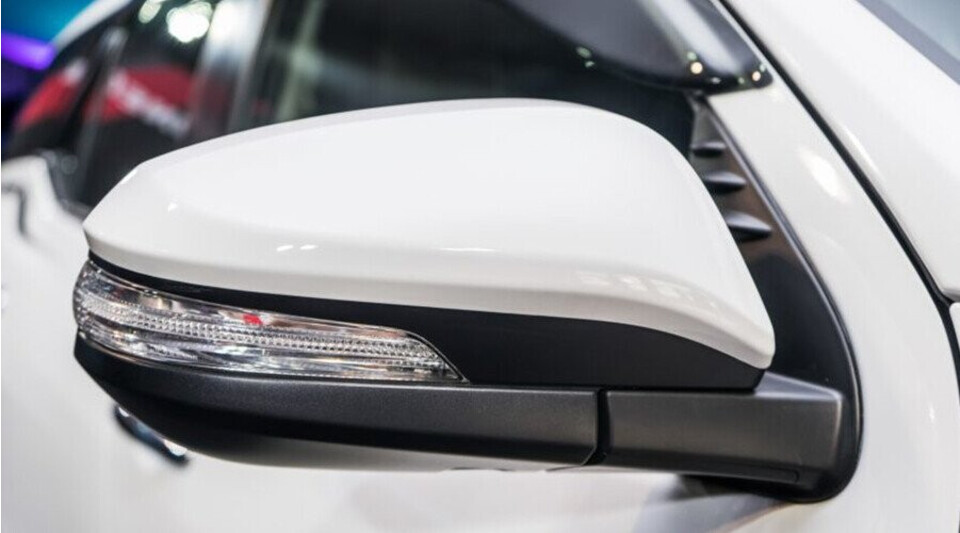 Gương chiếu hậu Toyota Fortuner tích hợp đèn rẽ báo