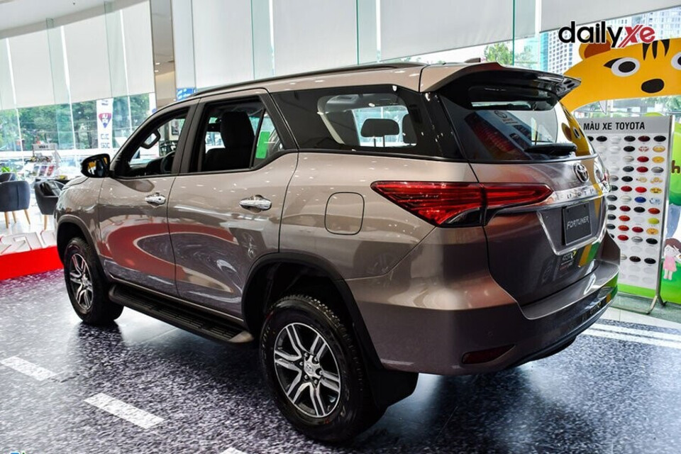 Đuôi xe Fortuner thiết kế vô cùng góc cạnh