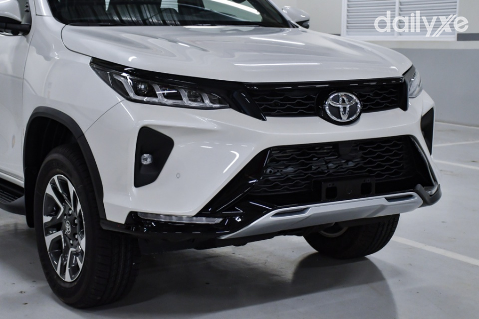 Bộ lưới tản nhiệt kép kết hợp đèn pha hình móng vuốt cực kỳ sắc cạnh