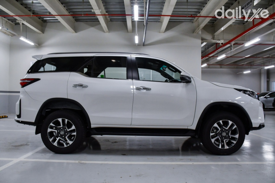 Thân xe nổi bật cảm giác dáng xe đồ sộ, bề thế