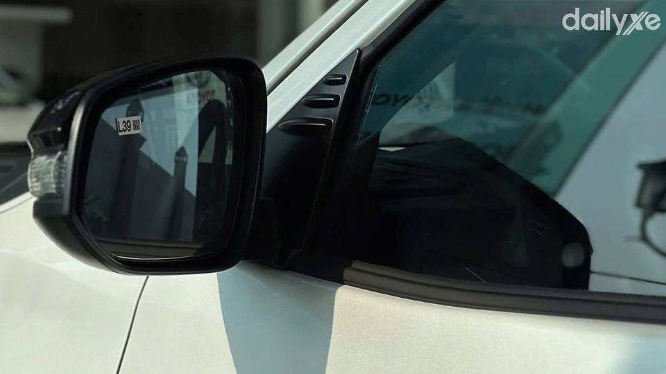 Gương chiếu hậu được sơn tối màu