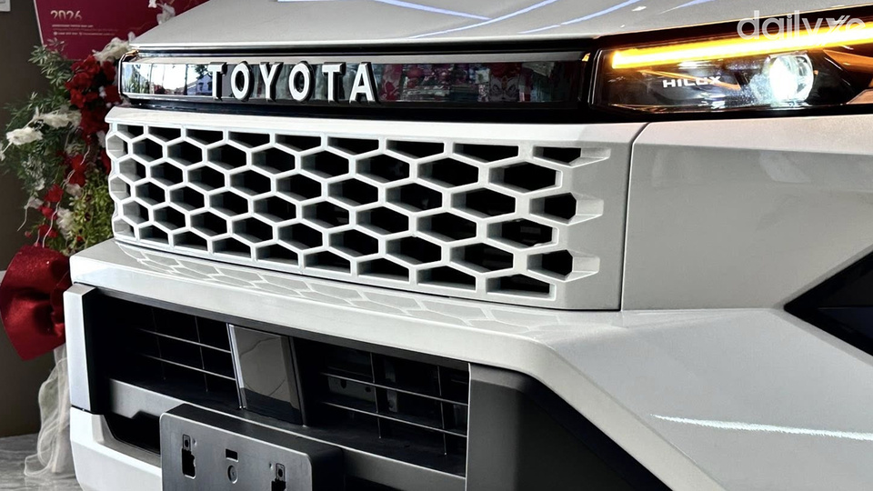 Đầu xe nổi bật với lưới tản nhiệt hình thang