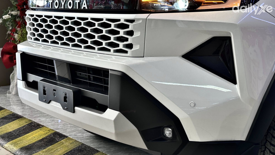 Cản trước thiết kế dạng hình thang với các chi tiết ốp nhựa cứng cáp