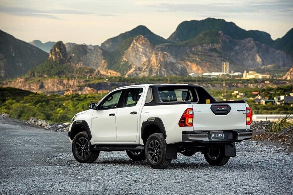 Đuôi xe Toyota Hilux thiết kế mạnh mẽ