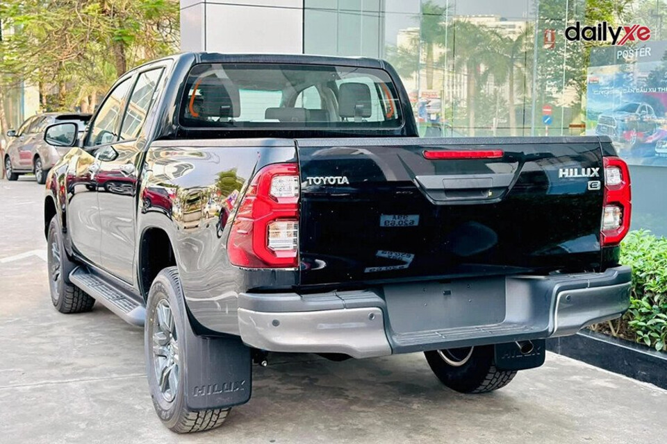 Hilux được trang bị hệ thống khung gầm cao dễ di chuyển mọi địa hình