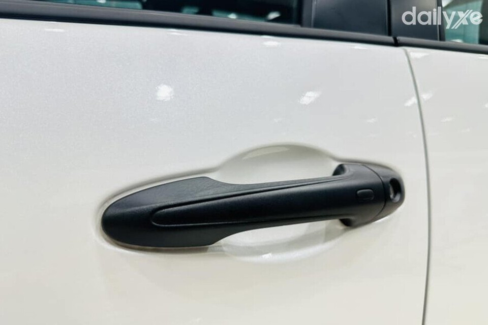 Tay nắm cửa được sơn tối màu toát lên vẻ nam tính