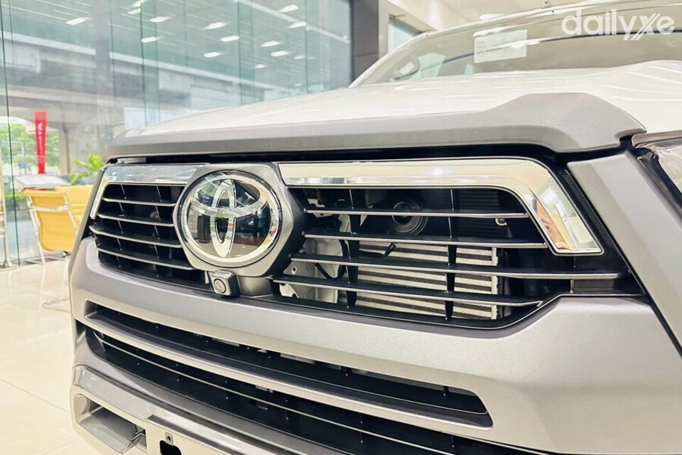 Lưới tản nhiệt hình thang kết hợp với cấu trúc tổ ong