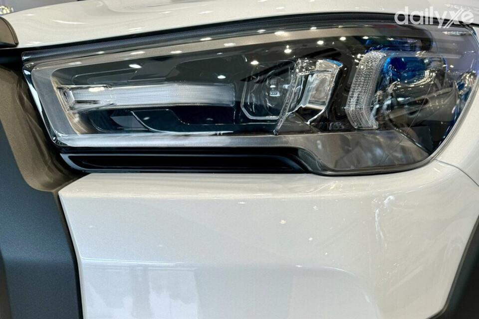 Cụm đèn trước góc cạnh, sử dụng công nghệ LED thấu kính ở phiên bản cao cấp nhất