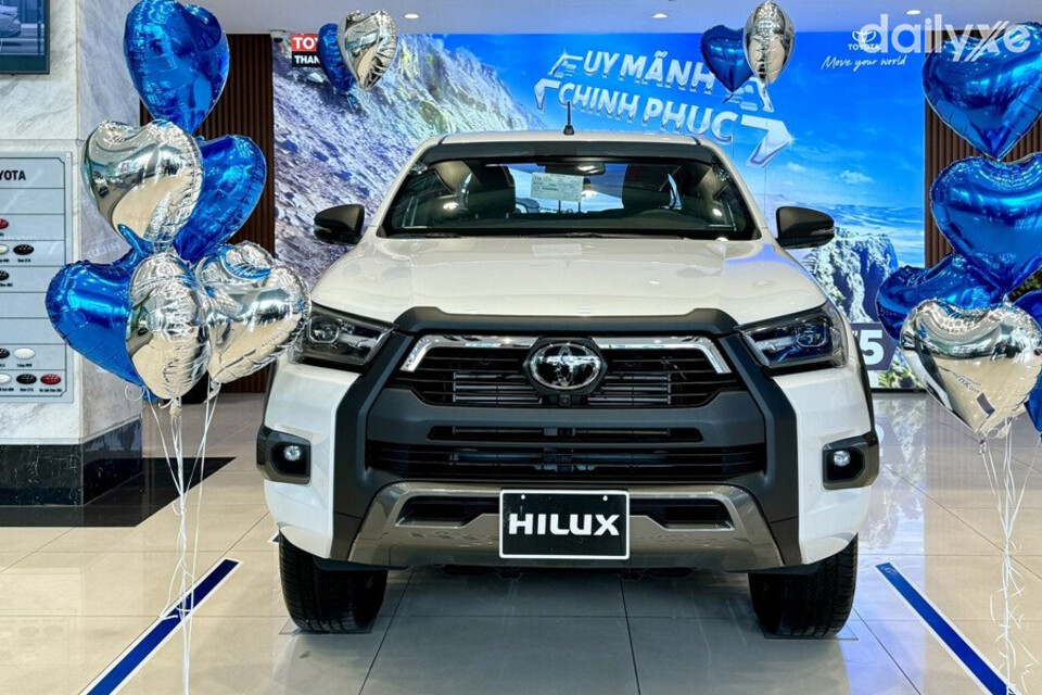 Ngoại hình Toyota Hilux bề thế và vững chãi đúng chất bán tải