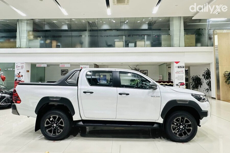 Thân xe nổi bật với đường dập nổi từ mép cụm đèn trước chạy dọc thân xe kết hợp với đường dập ở phía dưới cửa xe