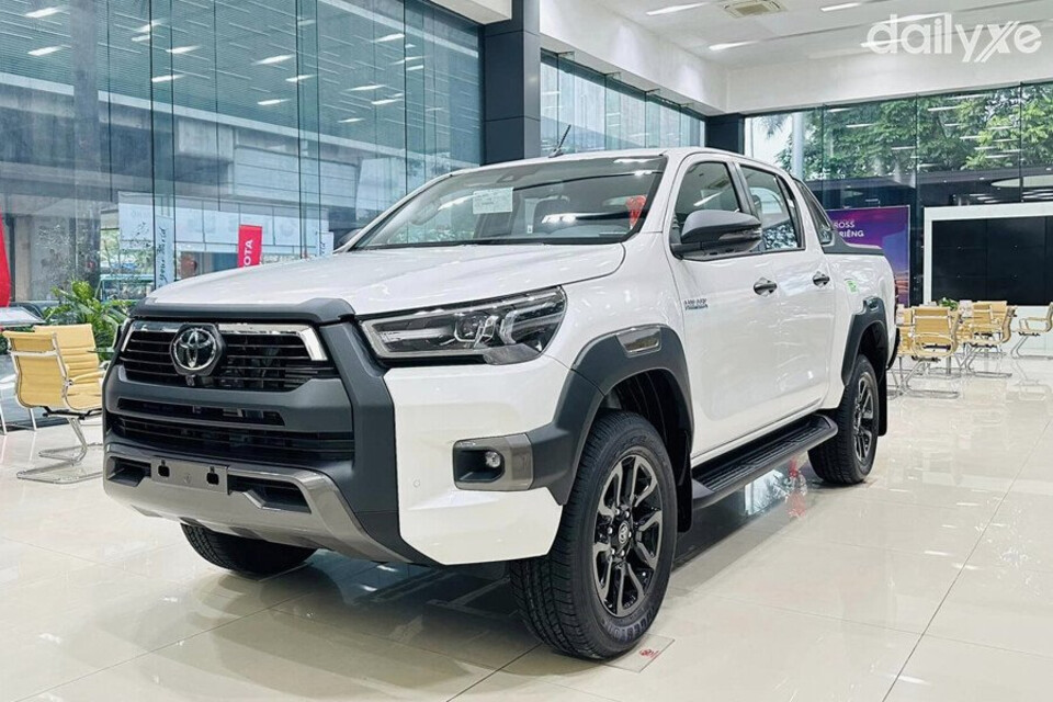 Hilux 2.8 4x4 AT Adventure có kích thước nhỉnh hơn 2 bản còn lại