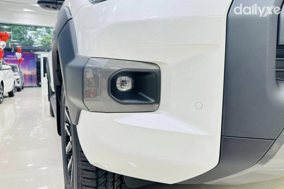 Đèn sương mù hiện đại được tái thiết kế mỏng và góc cạnh hơn