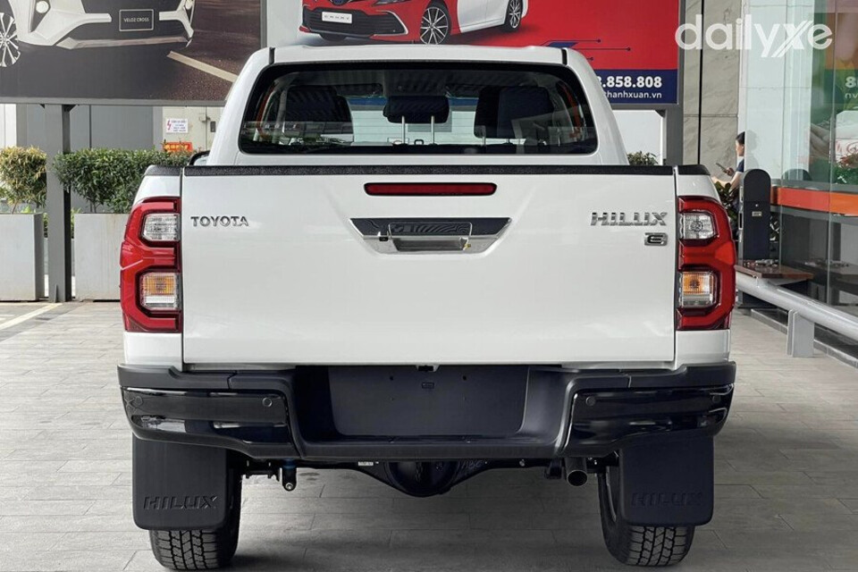  Đuôi xe Toyota Hilux 2.4L 4x2 AT đậm chất thiết kế của bán tải truyền thống