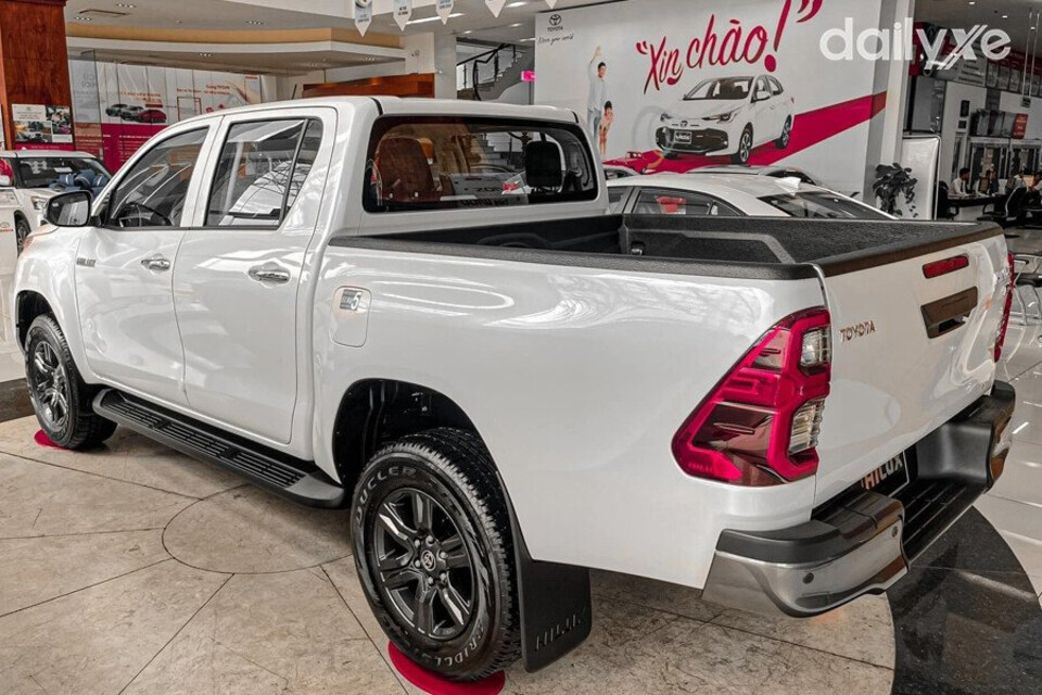  Thân xe nổi bật với đường dập nổi kéo dài từ mép cụm đèn trước, chạy dọc thân xe cùng đường dập ở phía dưới cửa xe