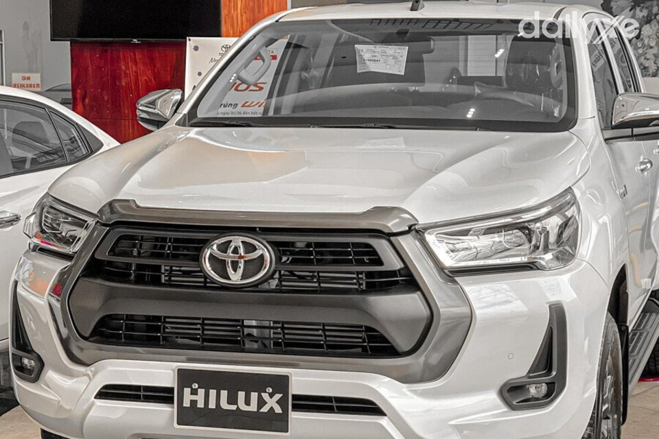 Lưới tản nhiệt hình thang lớn được sơn đen cùng cấu trúc tổ ong