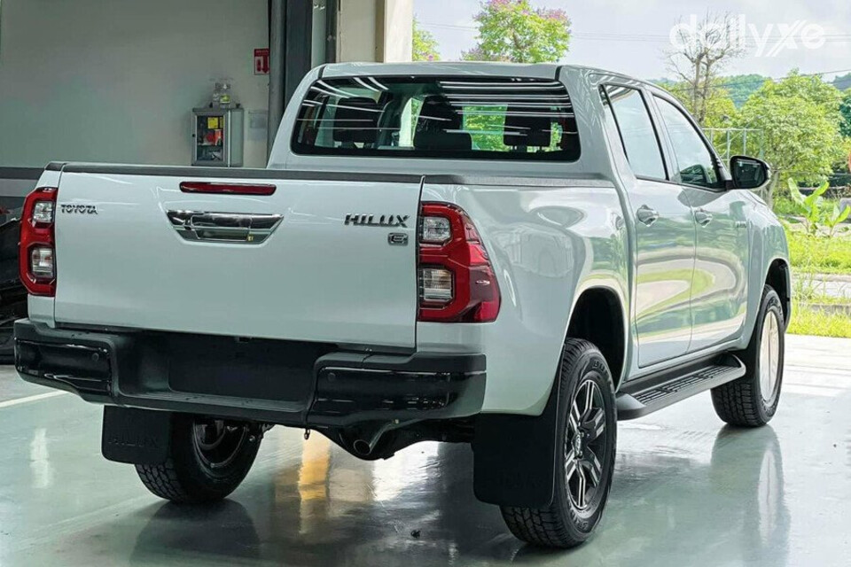  Đuôi xe Toyota Hilux 2.4L 4x4 MT vuông vức
