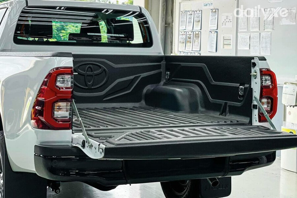 Thùng xe Toyota Hilux cao lớn và rộng rãi