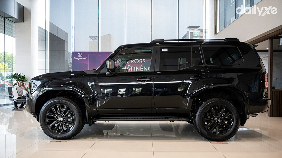 Thân xe Toyota Land Cruiser Prado dạng hình hộp mạnh mẽ, thể hiện rõ nét phong cách SUV địa hình