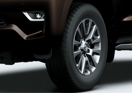 Bánh xe lớn với mâm đúc đường kính 18-inch. Bánh xe lớn với mâm đúc đường kính 18-inch.