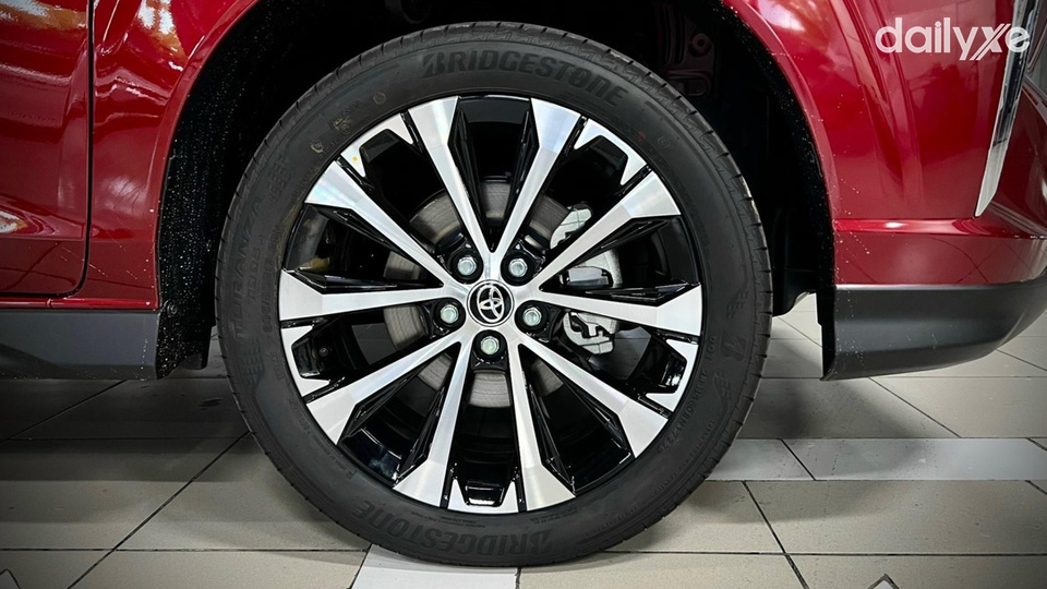 Mâm xe đi cùng bộ lốp hoạt động bền bỉ