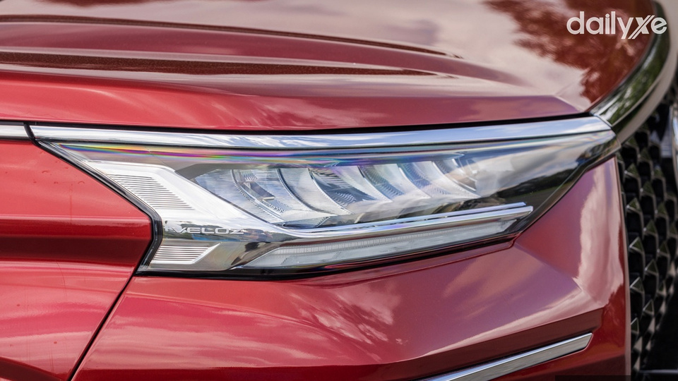 Cụm đèn pha LED được thiết kế sắc nét và ấn tượng