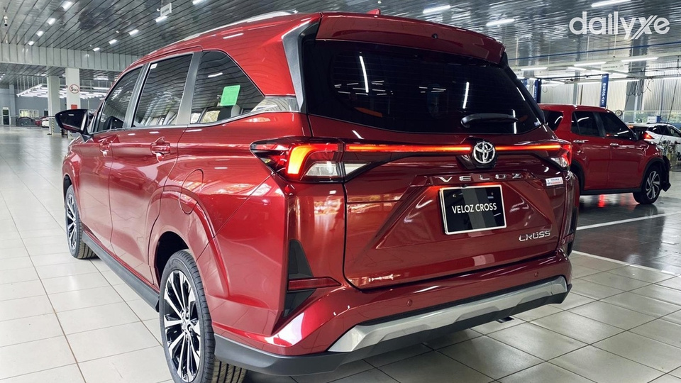 Đuôi xe nổi bật với cụm đèn chiếu hậu nối liền, đồng thời cản sau với thiết kế góc cạnh, hầm hố