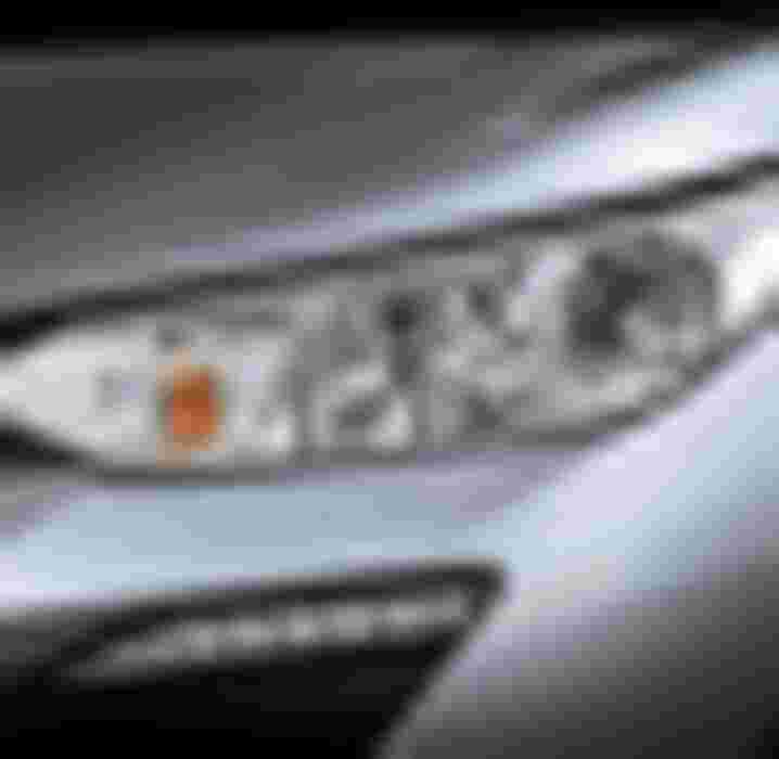 Cụm đèn trước xe VIOS được trang bị đèn halogen dạng bóng chiếu trên nền mạ kim loại sáng bóng