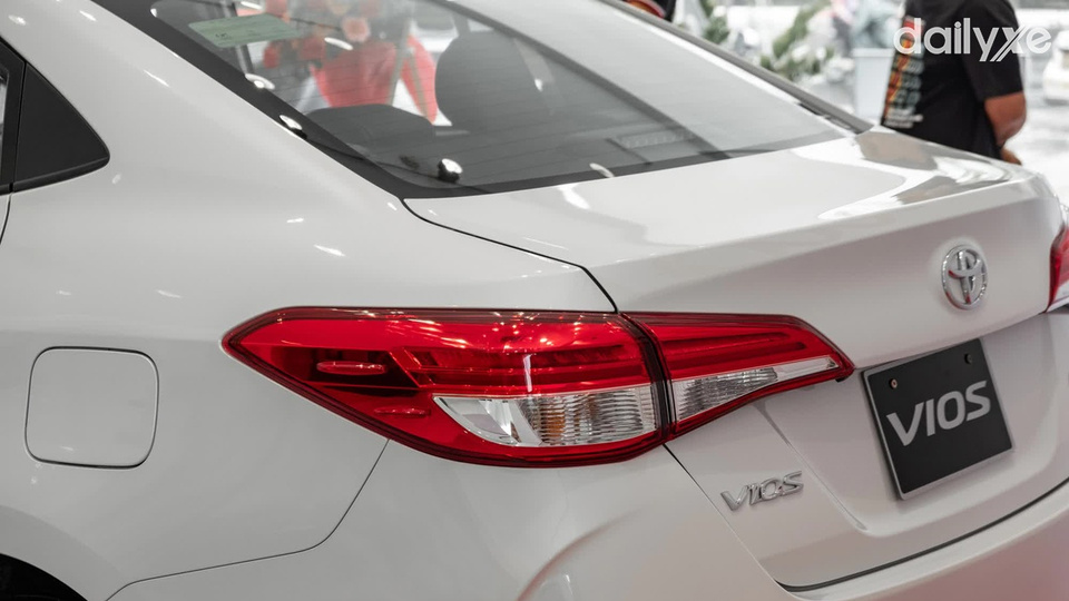 Đèn chiếu hậu thiết kế bản dọc mới mẻ