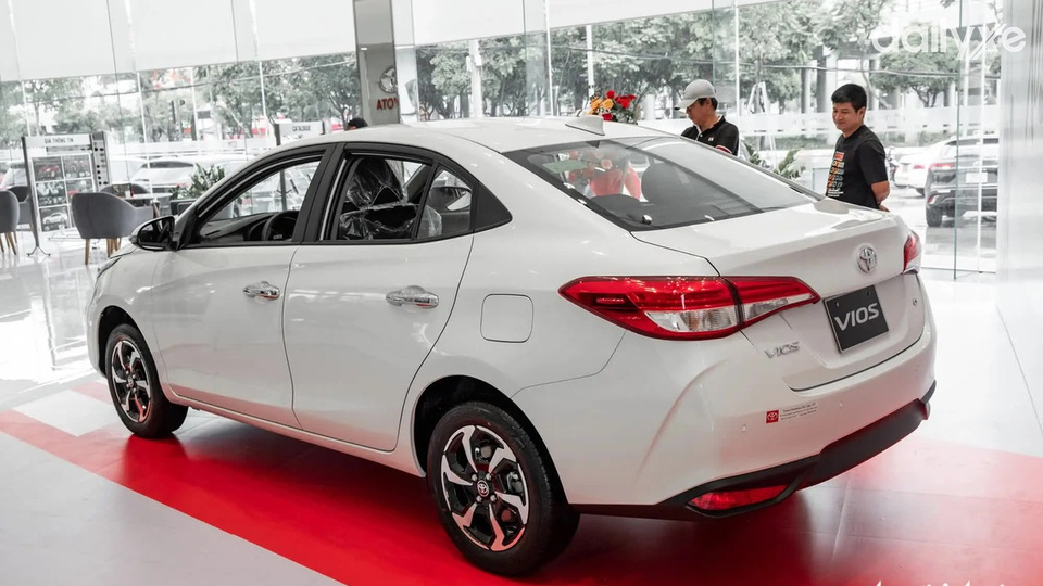 Đuôi xe có thiết kế dập nổi ở hai bên cản sau kết hợp cùng cản dưới và màu sắc cách điệu