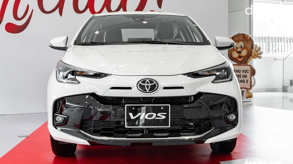 Lưới tản nhiệt thiết kế hình thang hiện đại