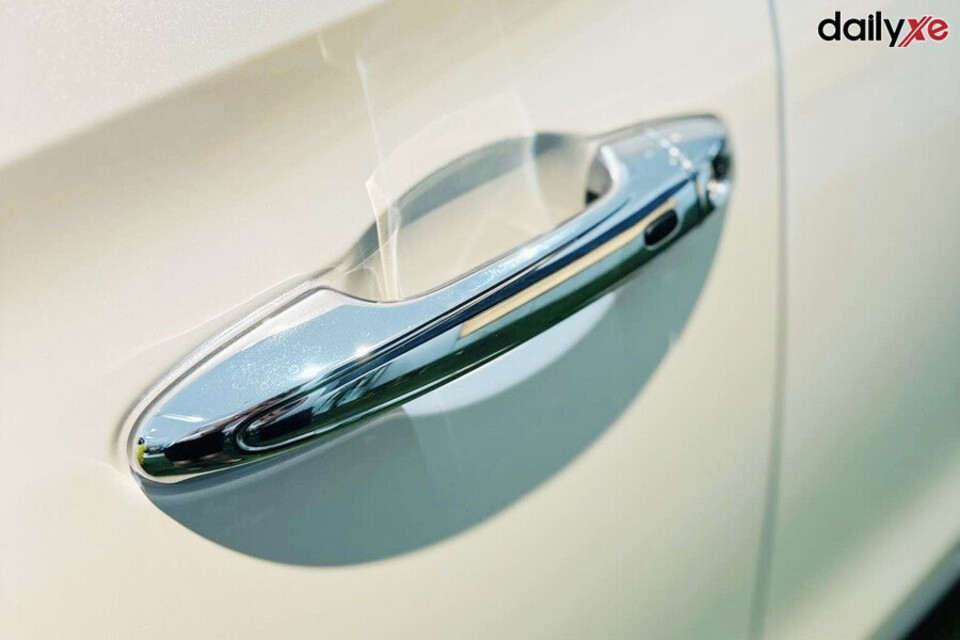 Tay nắm cửa mạ Crom sang trọng