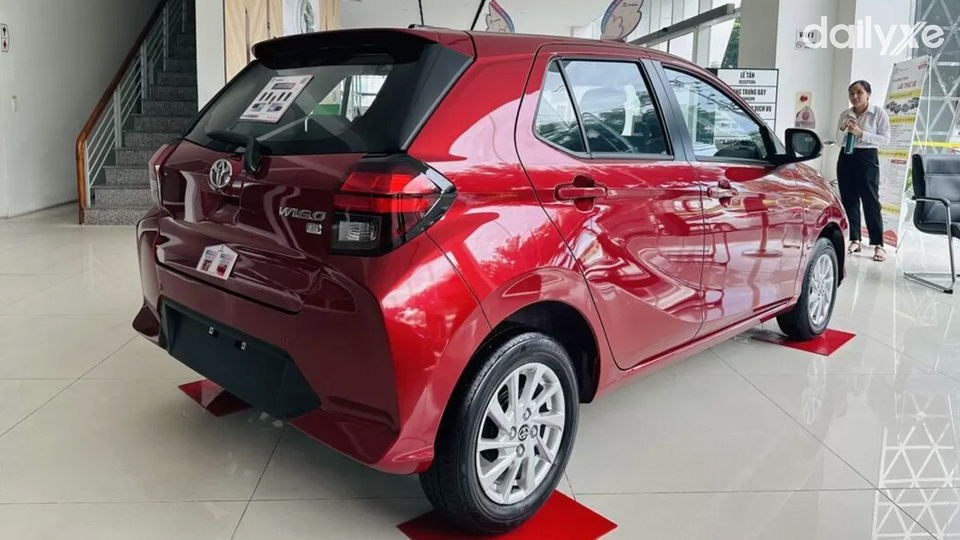 Đuôi xe nổi bật kết hợp Logo Toyota đặt ở vị trí trung tâm nổi bật