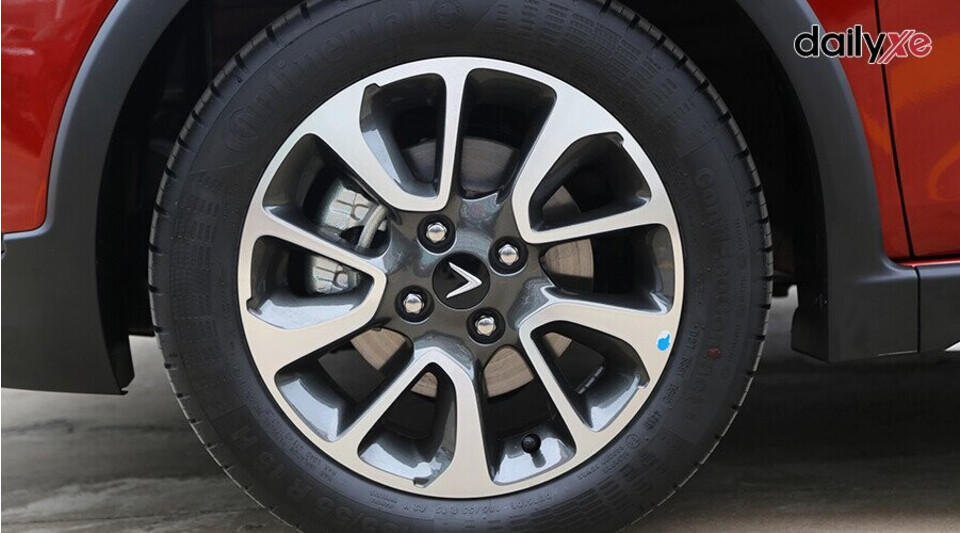 Fadil sử dụng bộ vành kích thước 15 inch