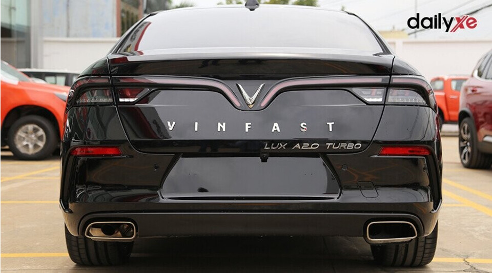 Đuôi xe kết ống xả và đèn phản quang hài hòa Đuôi xe kết ống xả và đèn phản quang hài hòa