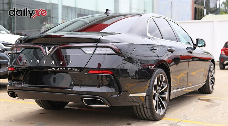 Đuôi xe LUX A2.0 nổi bật với đặc điểm nhận dạng là dãy đèn LED