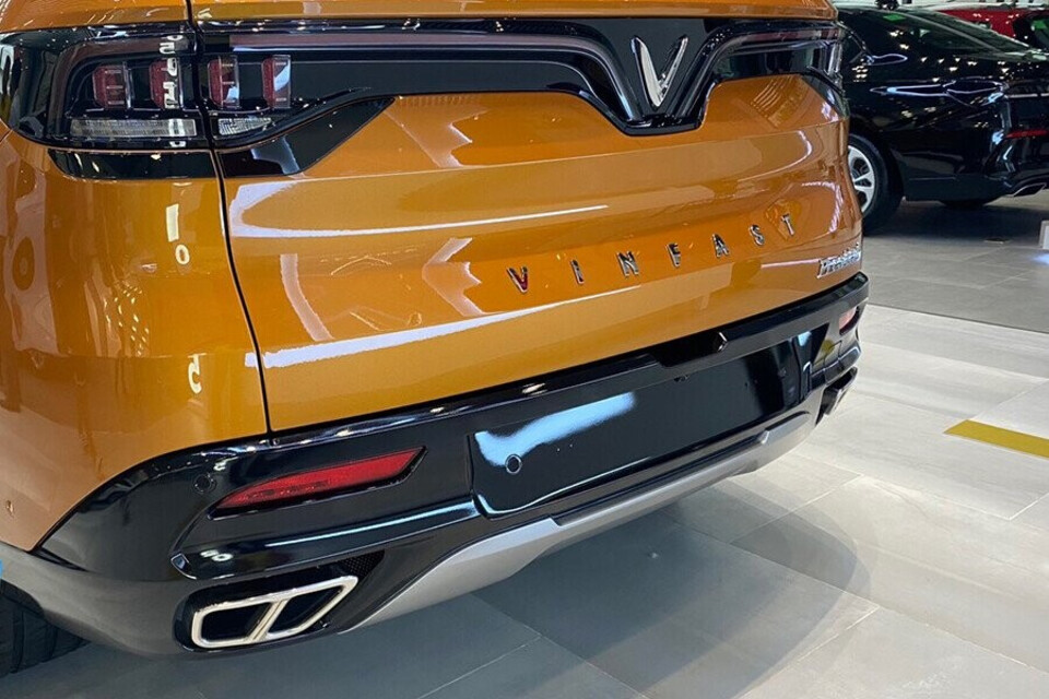 Đuôi xe thiết kế sang trọng