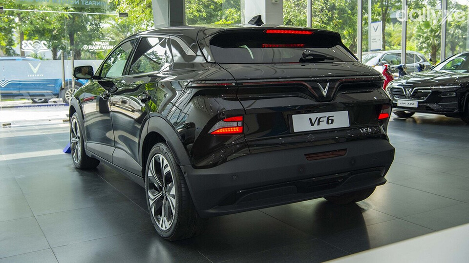 Đuôi xe VinFast VF6 tỉnh tỉnh nhẹ trong vị trí đặt đèn chiếu sáng