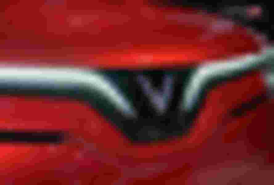 Đầu xe logo chữ V nổi bật