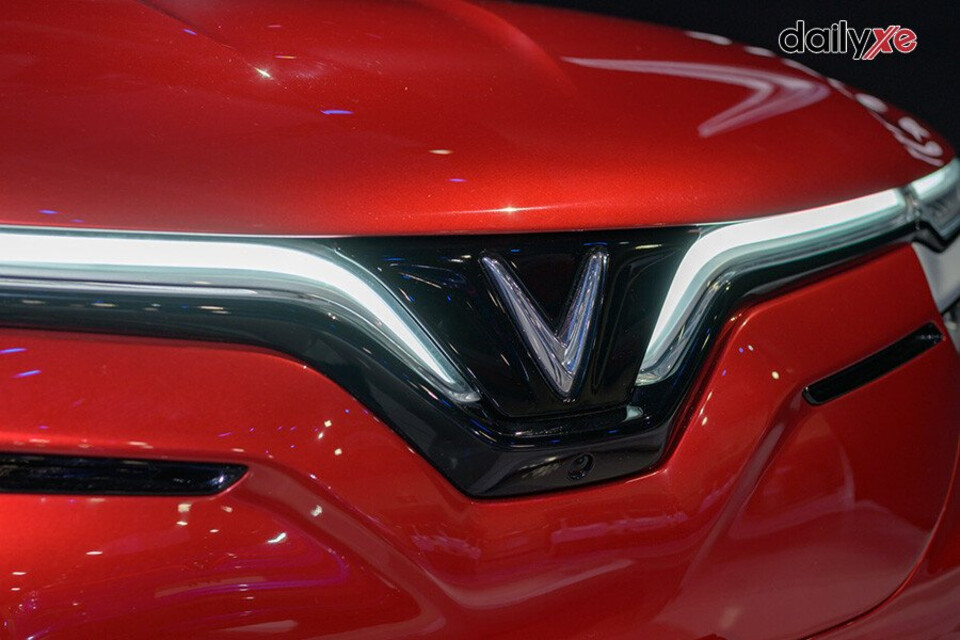 Đầu xe logo chữ V nổi bật