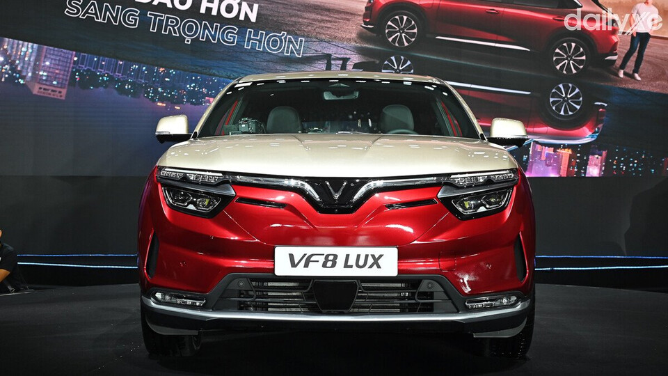 Đầu xe với lưới tản nhiệt sơn đen cá tính