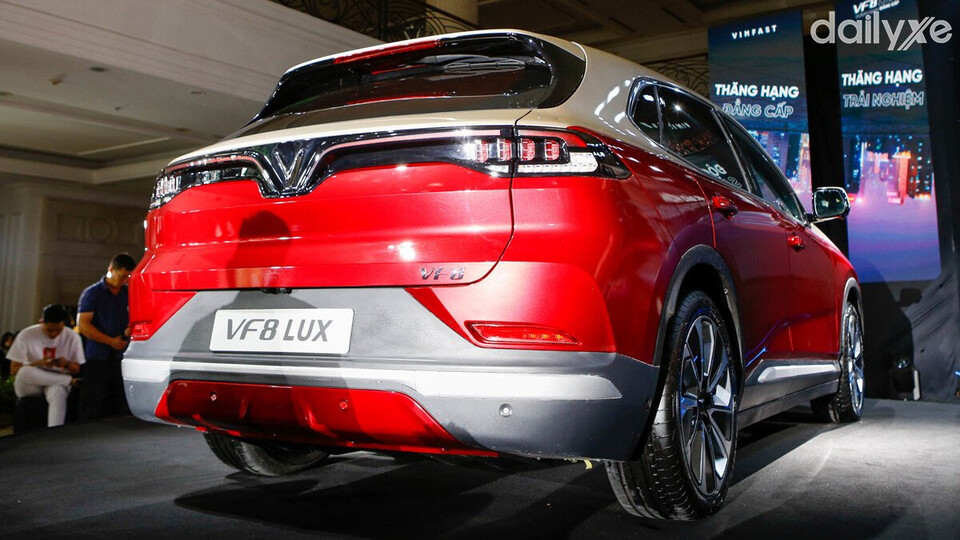 Cản sau xe khỏe khoắn được ốp bằng kim loại