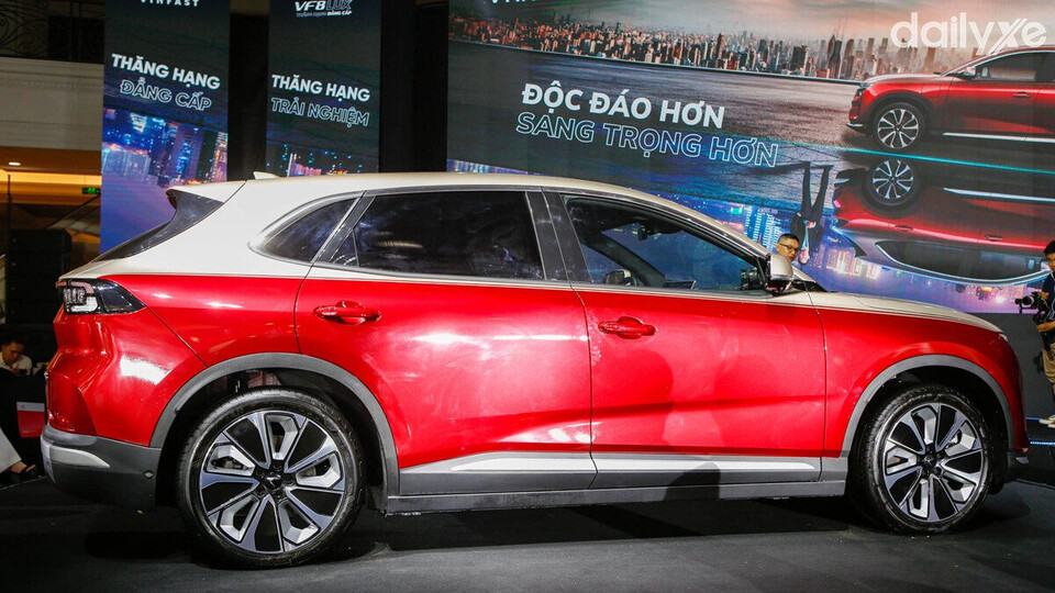 Thân xe VinFast VF8 sở hữu các đường gân dập nổi chạy dọc