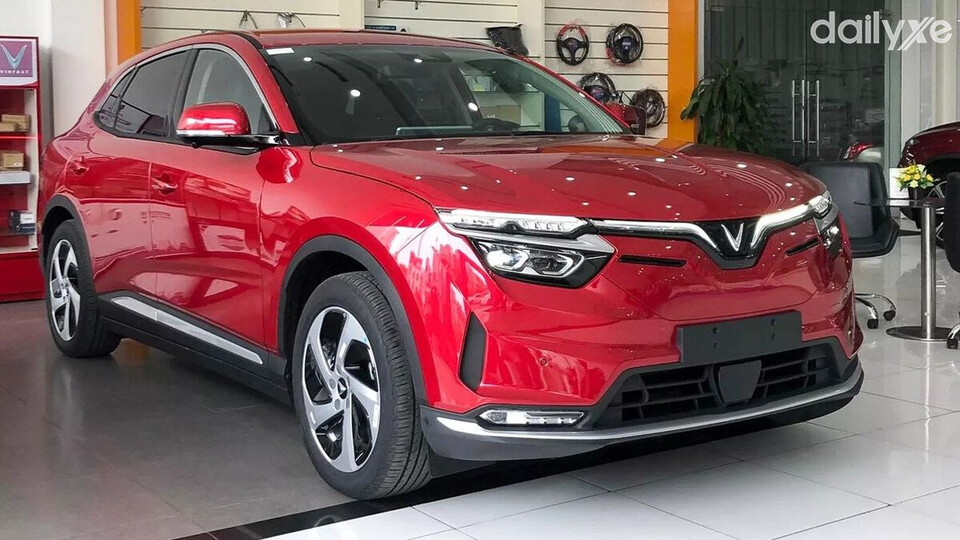 Thân xe VinFast VF8 có các đường gân dập nổi chạy dọc cá tính