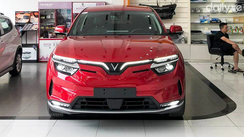 Đầu xe với lưới tản nhiệt được sơn đen cá tính