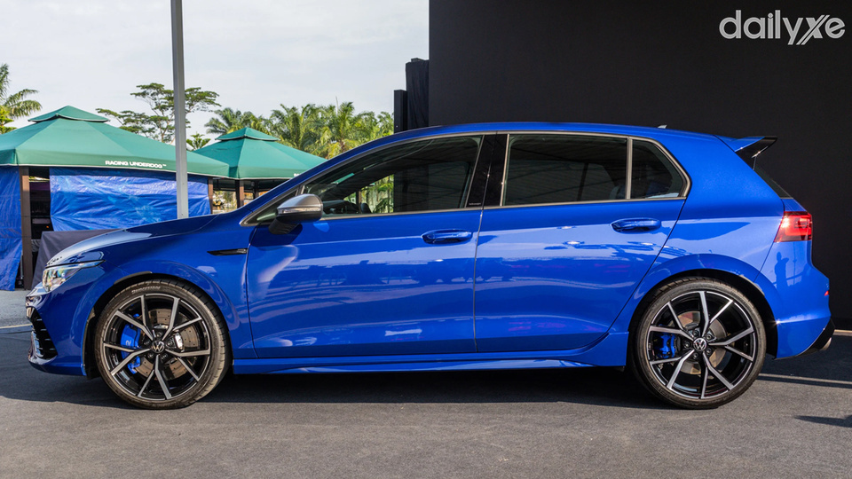 Thân xe nổi bật với các đường gân dập nổi sắc nét