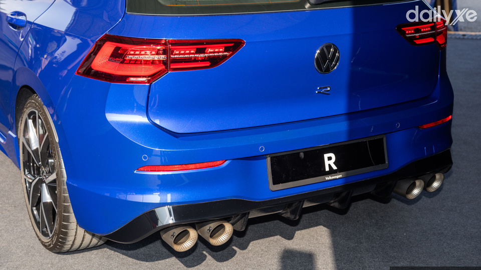 Ống xả kép đối xứng tạo nét cá tính, thể thao