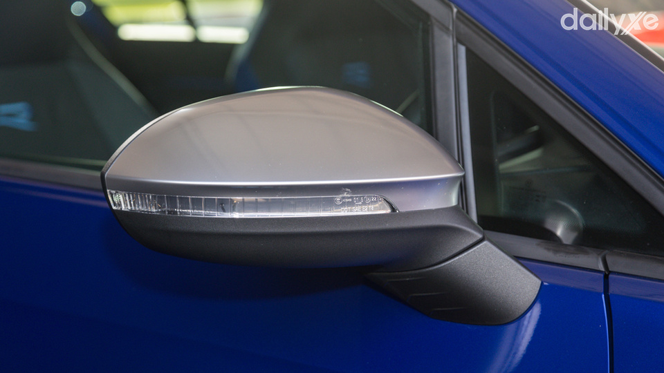 Gương chiếu hậu và tay nắm cửa đồng màu sắc với thân xe