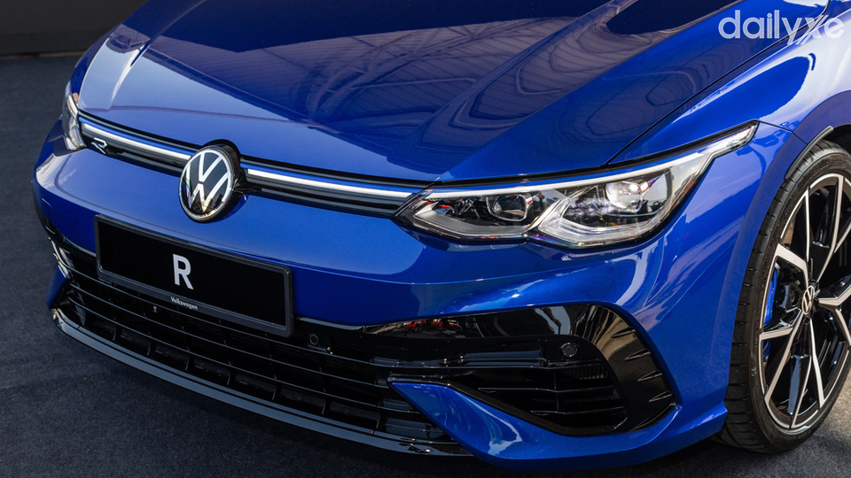 Lưới tản nhiệt lớn mạ chrome kết hợp cùng cụm đèn IQ Light hiện đại