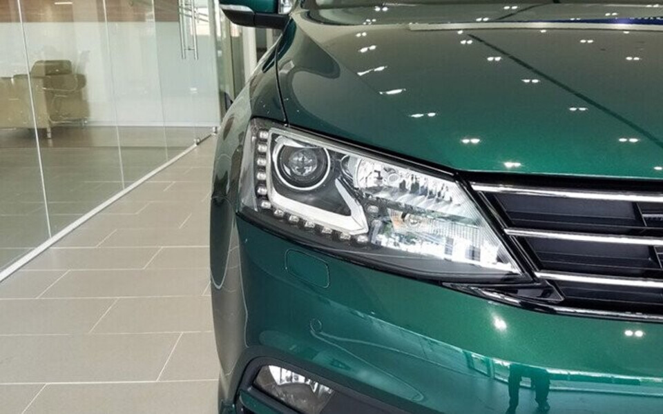 Cụm đèn pha được trang bị Xenon gương cầu cùng cụm đèn định vị bao gồm dải đèn LED Cụm đèn pha được trang bị Xenon gương cầu cùng cụm đèn định vị bao gồm dải đèn LED